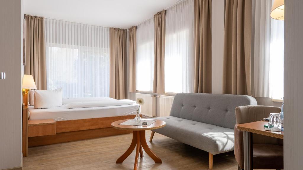 施滕达尔乌英格林格托尔酒店的酒店客房,配有床和沙发