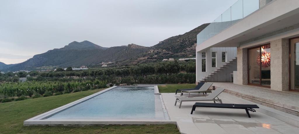 法拉萨纳Casa le Cicale的一座房子,设有一座山地游泳池