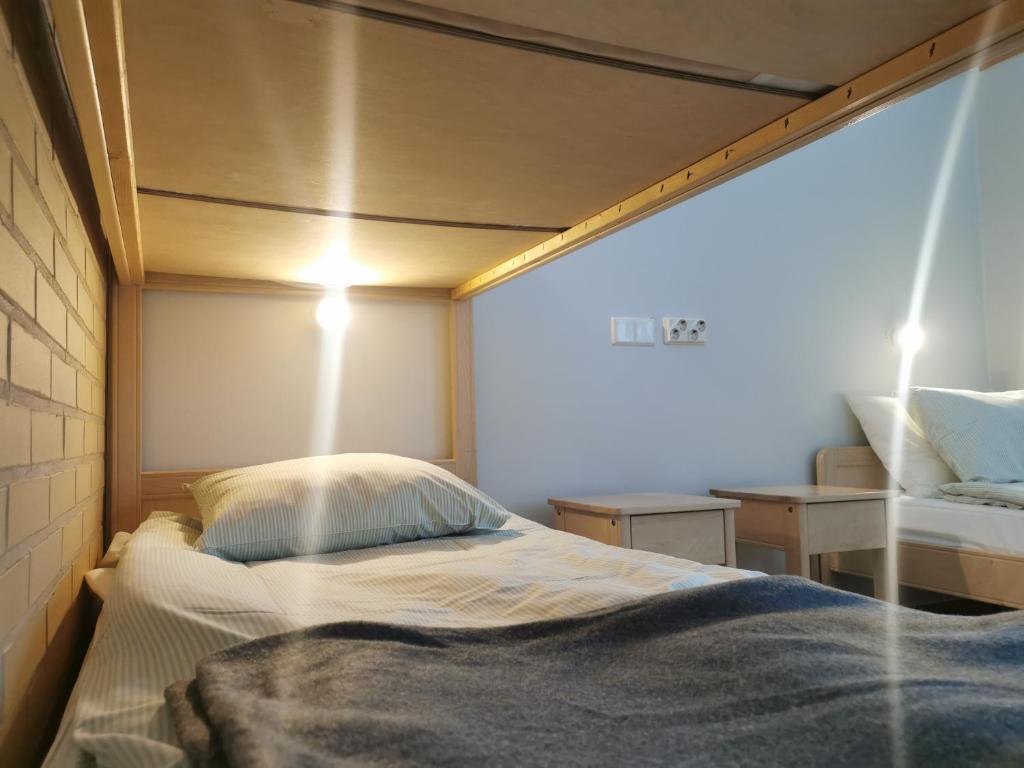 OivankiNuoriso- ja luontomatkailukeskus Oivanki的小房间设有一张床和一张桌子