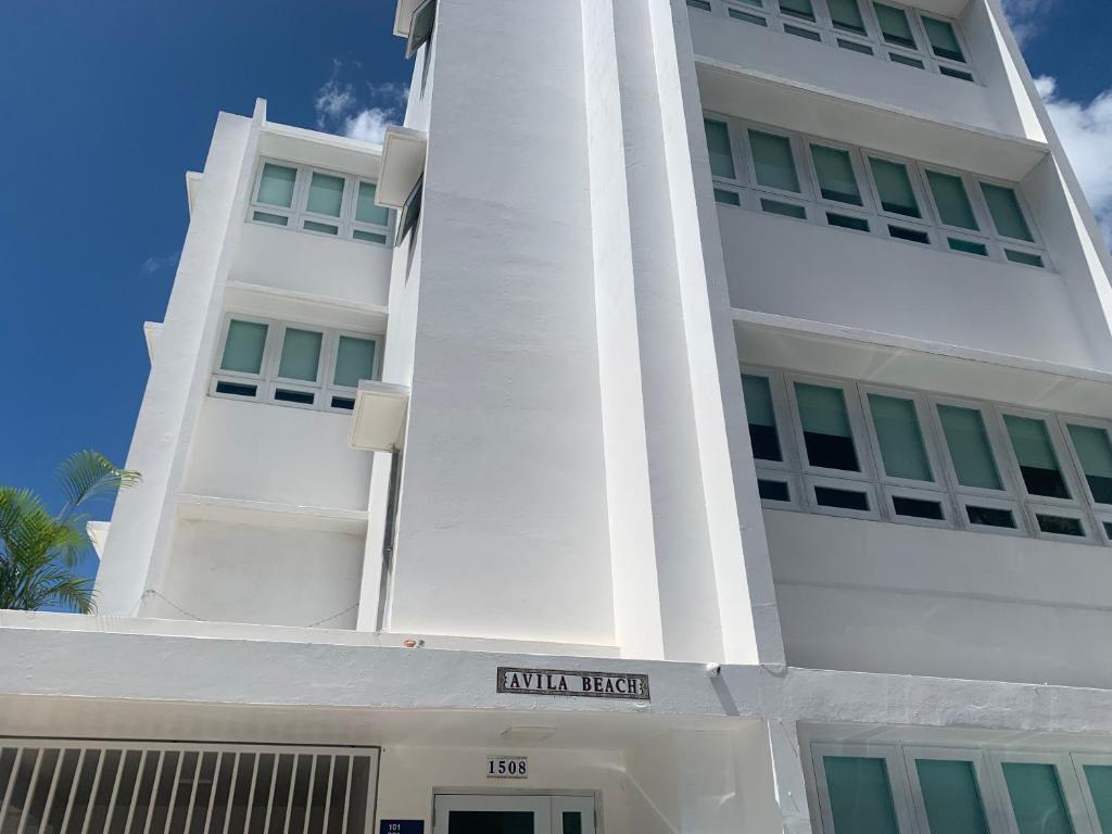 圣胡安Avila Beach的前面有标志的白色建筑
