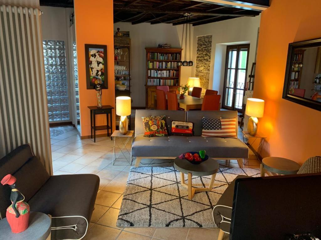 梅纳La Dolce Vita的客厅配有蓝色的沙发和椅子