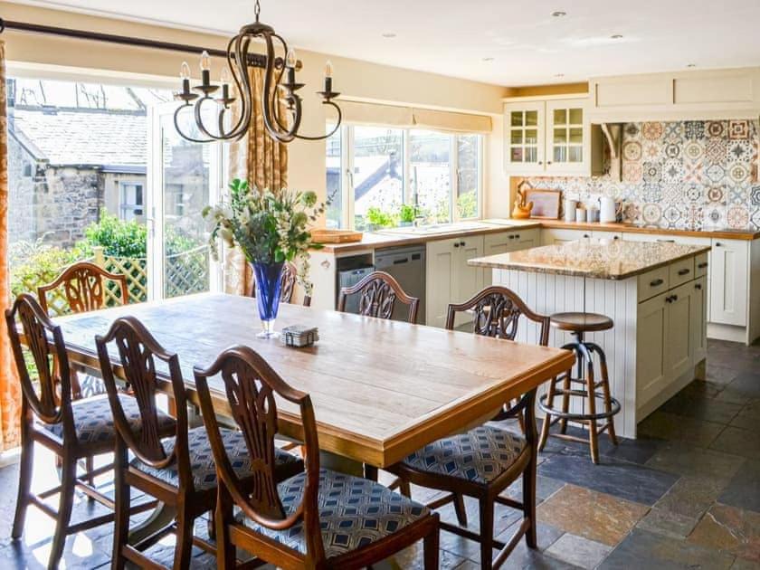贝灵汉姆Milburn House的厨房配有木桌和椅子
