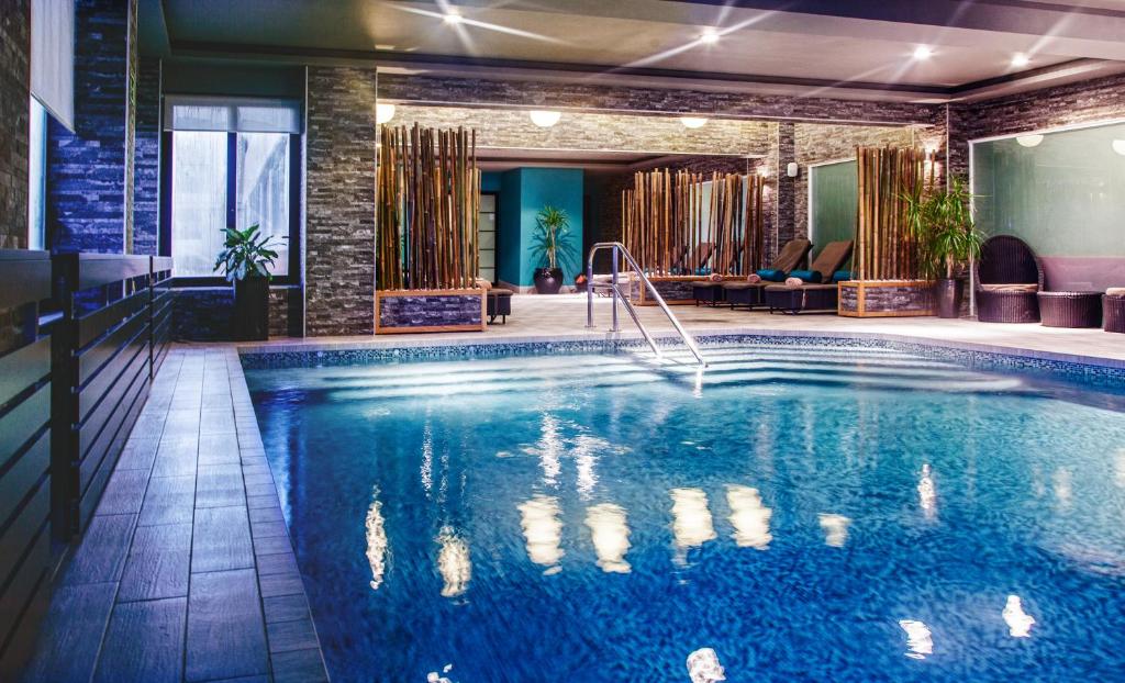 斯利马AX The Victoria Hotel的游泳池,位于酒店带游泳池的房间内