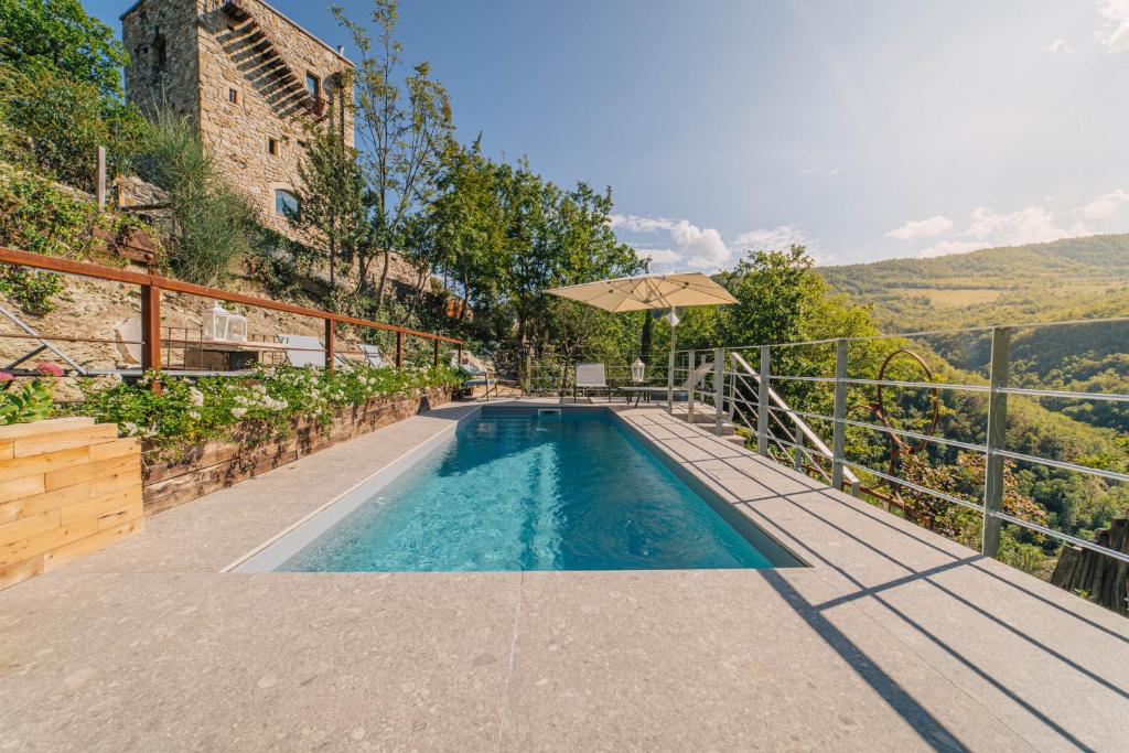 CeretanaVilla la Rocca的房屋一侧的游泳池
