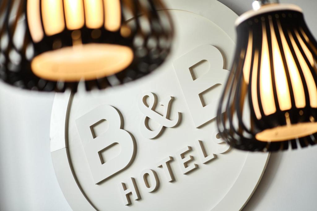 列日B&B HOTEL Liège Rocourt的两个灯在盘子里,上面有文字片