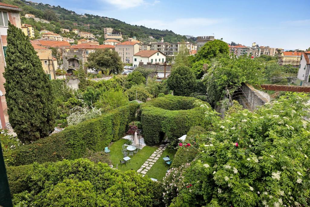 菲纳莱利古雷Trilocale Ginevra的享有灌木和树木花园的景色