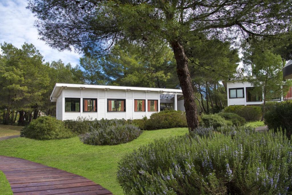 卡斯特拉巴特滨海Ethra Reserve Alborèa的前面有花园的白色房子