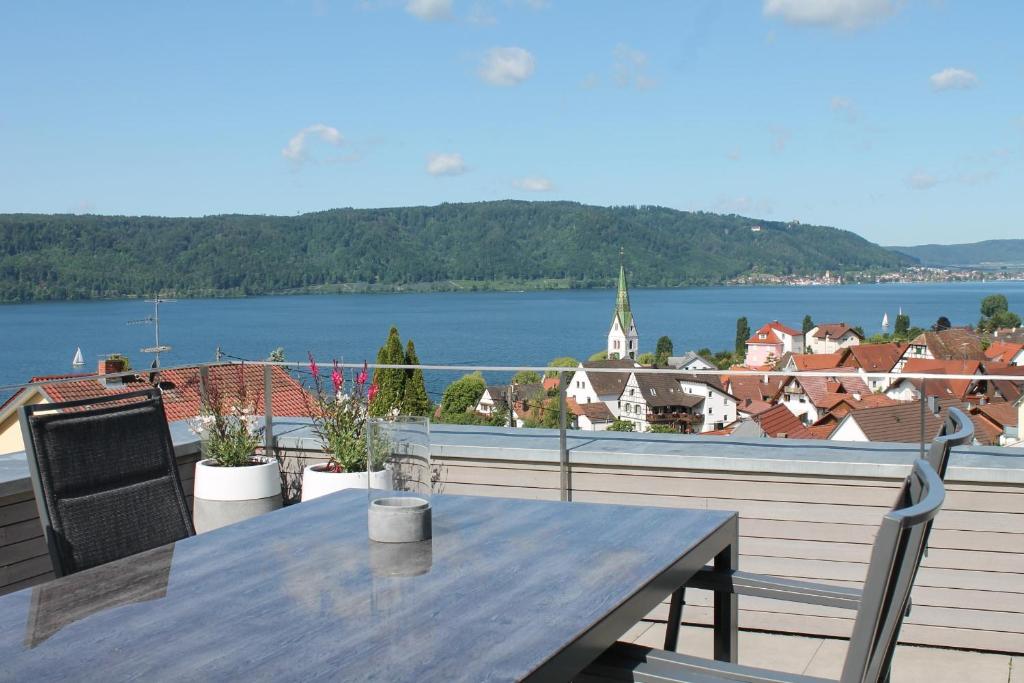 西普林根REBHAUS Ferienwohnung Weinlaube的水景阳台桌子
