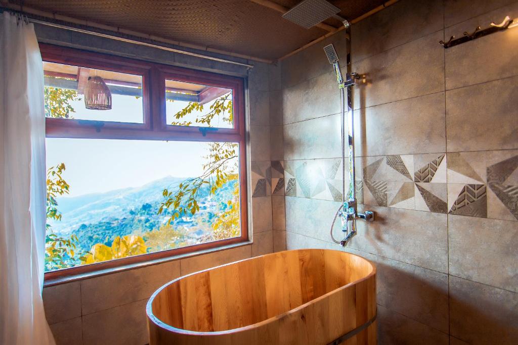 Văn ChấnKhông gian văn hóa trà Suối Giàng的一间带木制浴缸和窗户的浴室