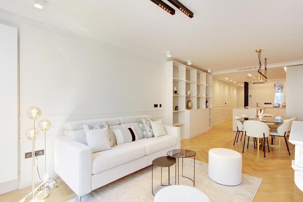 巴黎Stunning apartment with view at the very heart of Paris的白色的客厅配有白色的沙发和桌子