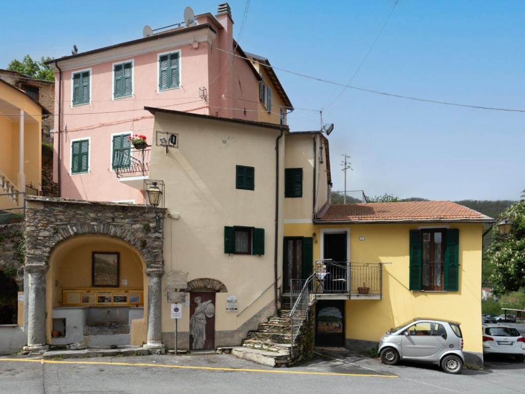 PantasinaHoliday Home Ca' da Prima Porta - VLO131 by Interhome的停在大楼前的小汽车