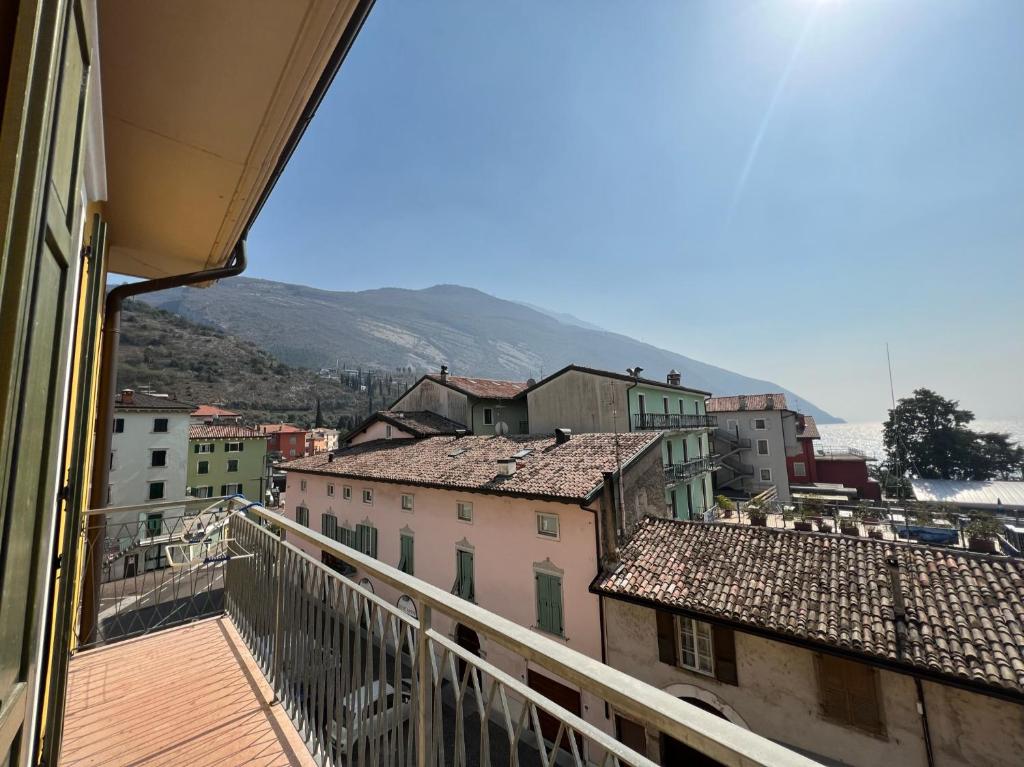 托尔博莱Appartamenti Baia Azzurra 5.的阳台享有城市美景。