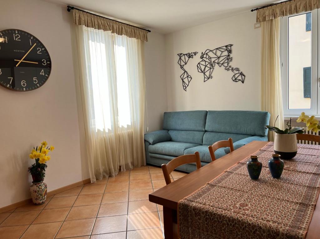 托尔博莱Appartamenti Baia Azzurra 4.的客厅配有蓝色的沙发和桌子
