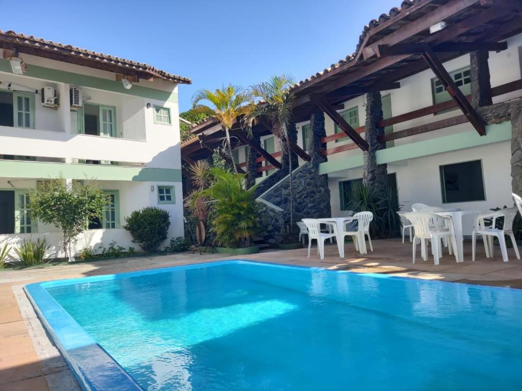 塞古罗港Hotel Porto Verde -JG的一座带游泳池和房子的别墅