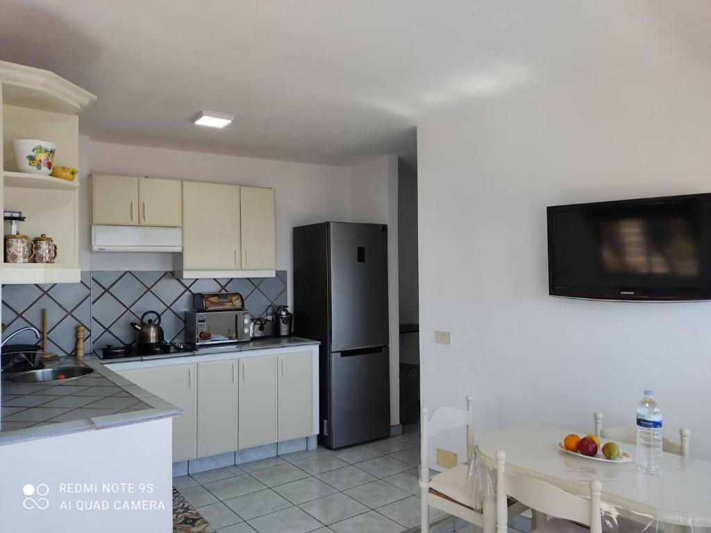 巴尔韦尔德Apartamento Puerto de la Estaca 1的厨房配有黑色冰箱和桌子