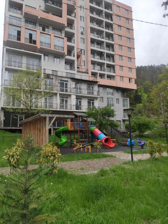 博尔若米Apartment Likani的大型建筑前的游乐场