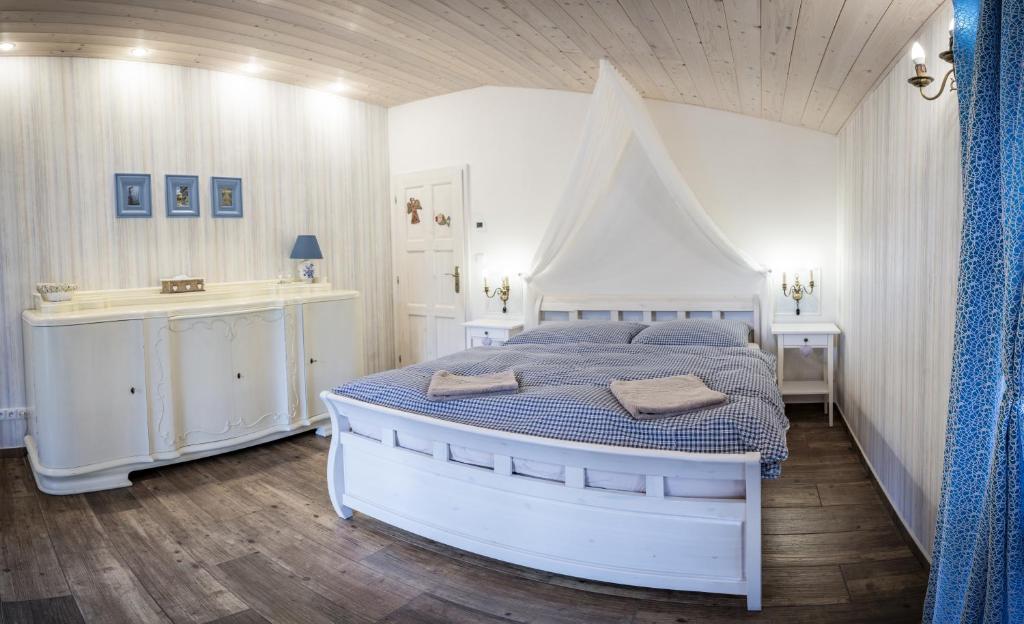 下维斯特尼采普力马斯旅馆的白色卧室设有床铺和水槽