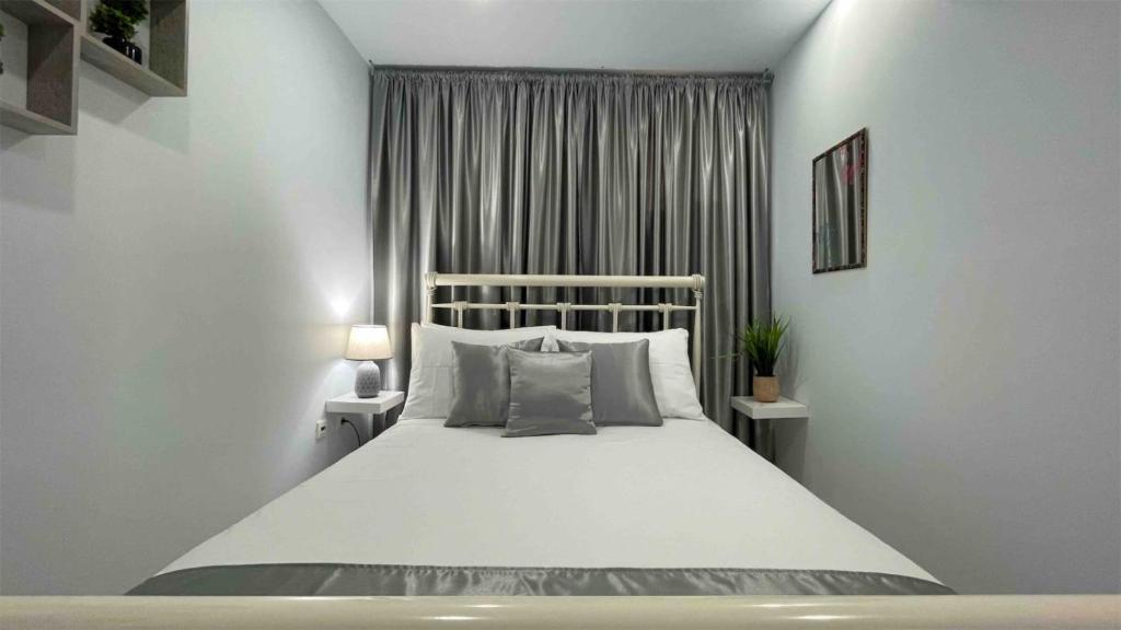 卡尔帕索斯Nest for rest的卧室设有一张白色大床和一扇窗户。