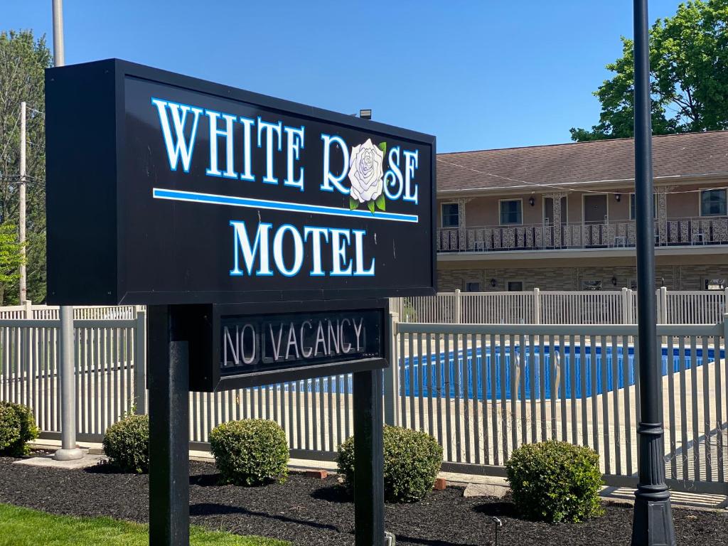 赫尔希White Rose Motel - Hershey的大楼前白色岩石汽车旅馆的标志