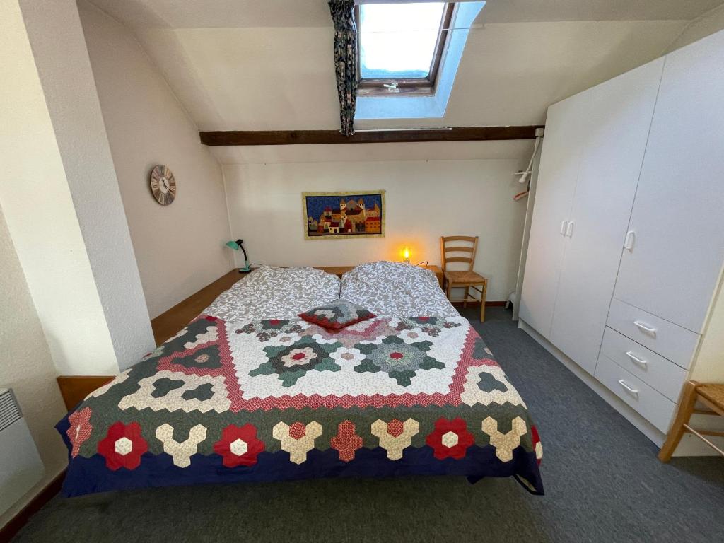 奥特朗Plénouze的一间卧室配有床,床上装有被子