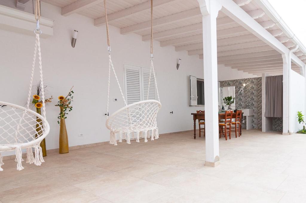 普罗斯西托角Villa Marisa Holiday Home的客厅配有白色的椅子和桌子