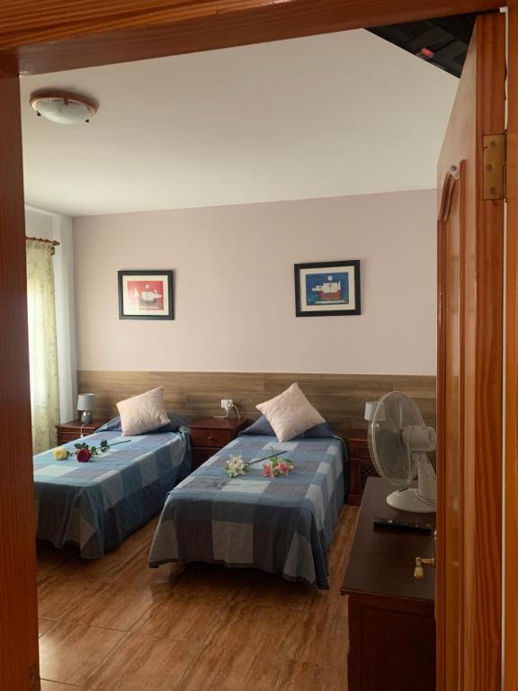 圣地亚哥海滩Casa Gran Sol, La Gomera的酒店客房配有两张床和一张书桌