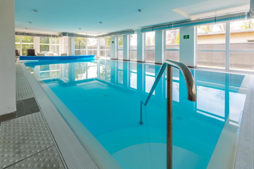 希欧福克FreshGarden 102 Siófok的蓝色海水大型室内游泳池