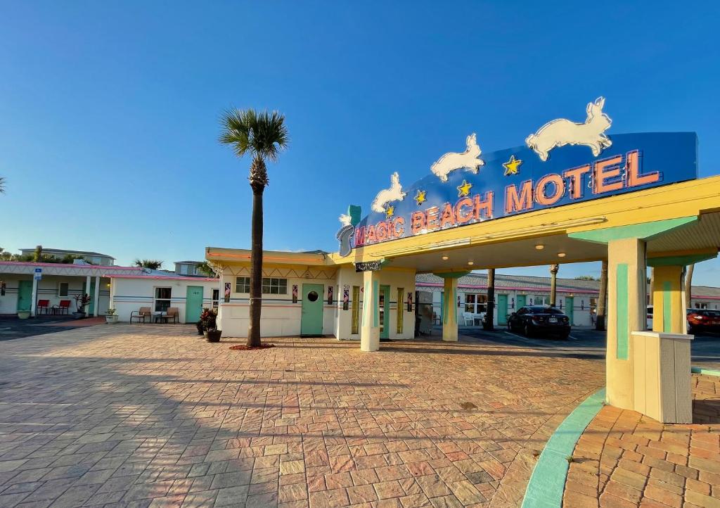 圣奥古斯丁Magic Beach Motel - Vilano Beach, Saint Augustine的带有海滩汽车旅馆读书标志的酒店