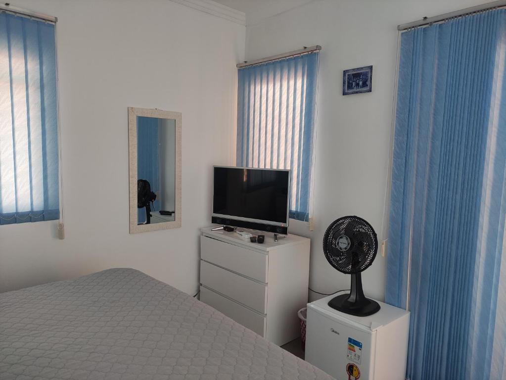 雅乌Lindo quarto c/ banheiro privativo的一间卧室配有一张床和一台平面电视