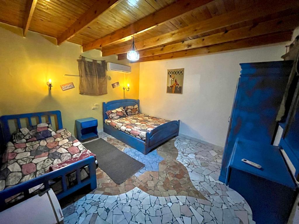达哈布Bishbishi Camp Dahab的一间客房内配有两张床的房间