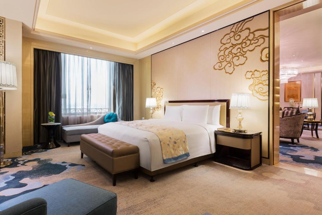 赤峰赤峰富力万达嘉华酒店的酒店客房设有床和客厅。