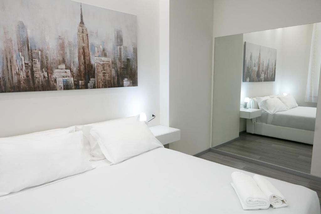 米兰LA CORTE LUXURY APARTMENT的白色卧室配有白色的床和浴室