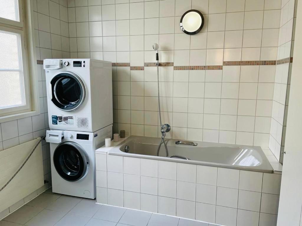 巴塞尔Apartment Marktplatz 2的浴室内配有洗衣机和洗衣机。