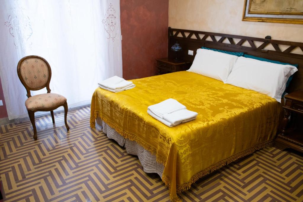 雷焦卡拉布里亚Bed and Breakfast Dolce Noemi的一间卧室配有黄色的床和椅子