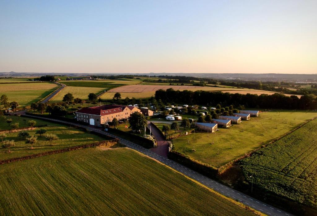 圣格图伊德Landgoed Moerslag的享有农场的空中景色,拥有房屋和田野