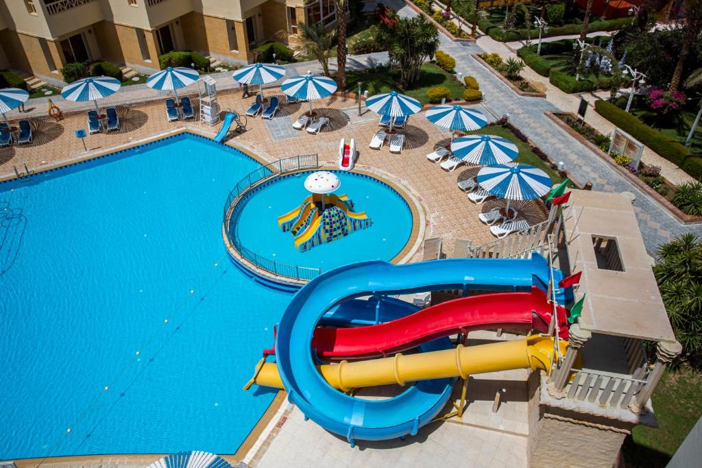 赫尔格达AMC Royal Hotel & Spa的游泳池水滑梯的图像