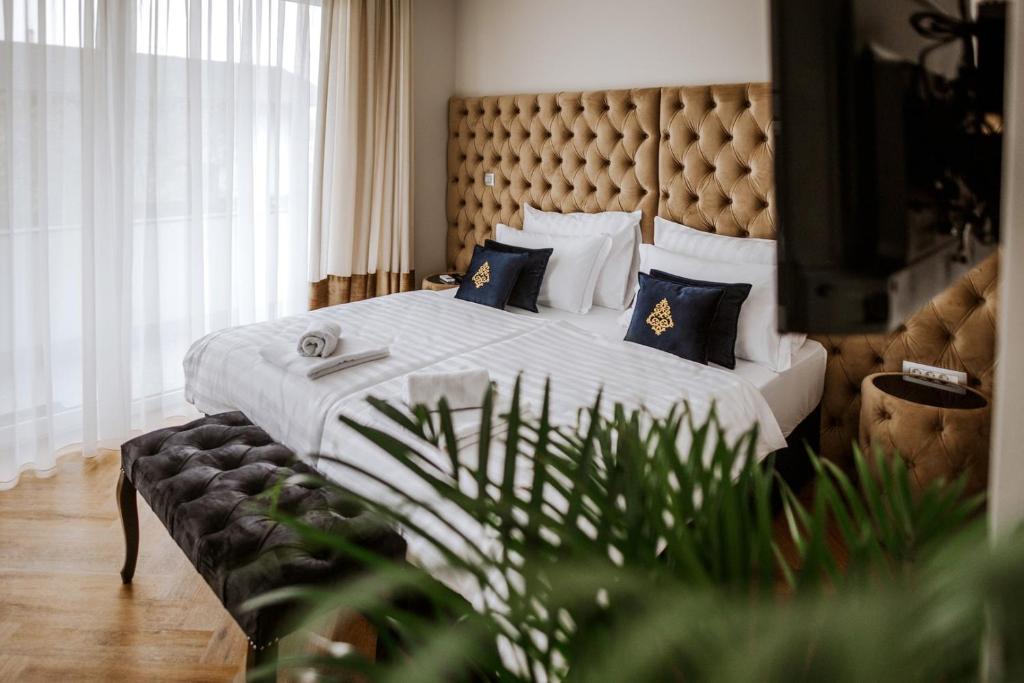 卢布尔雅那Bresidence Apartments with free private parking的一间卧室配有一张带蓝色枕头的大床