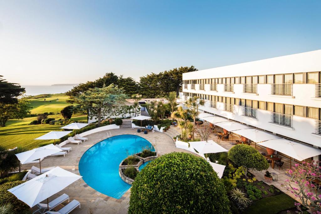 圣布雷拉德大西洋酒店 的享有带游泳池和遮阳伞的度假村的顶部景致