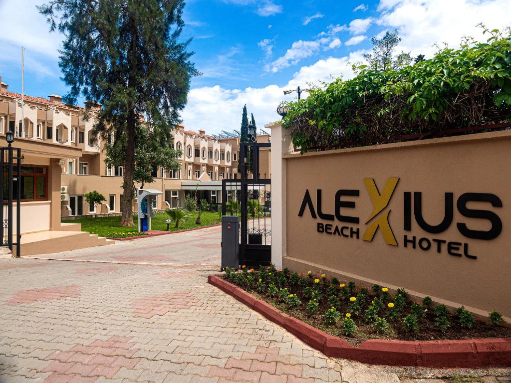 贝尔迪比Alexius Beach Hotel的街边海滩酒店的标志