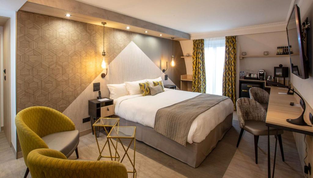 巴黎巴蒂诺尔歌剧院贝斯特维斯特优质酒店的酒店客房,配有一张床、一张桌子和椅子