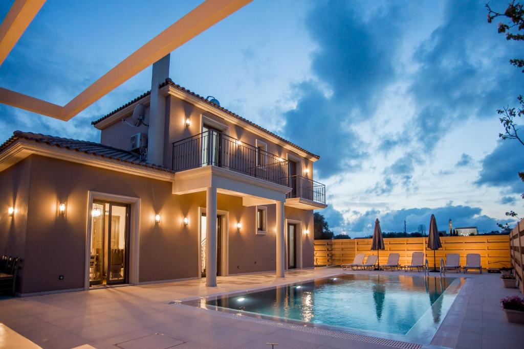 斯沃伦塔Luxury Villa Chrisi的一座带游泳池和房子的别墅