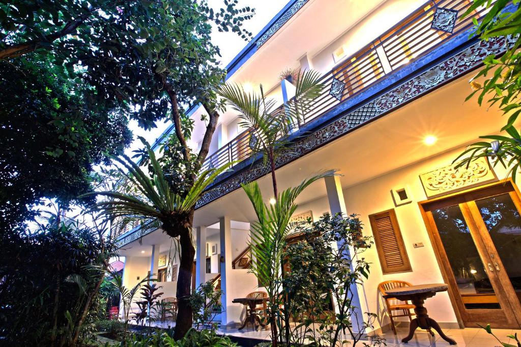 乌布巴厘岛巴提克斯卡尔民宿的一座棕榈树建筑