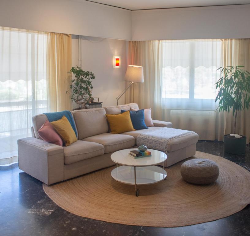 比雷埃夫斯Nina's cozy apartment in Mikrolimano的客厅配有沙发和桌子