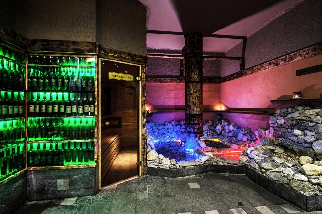埃格尔科罗纳高级酒店的客房设有壁炉和葡萄酒瓶壁