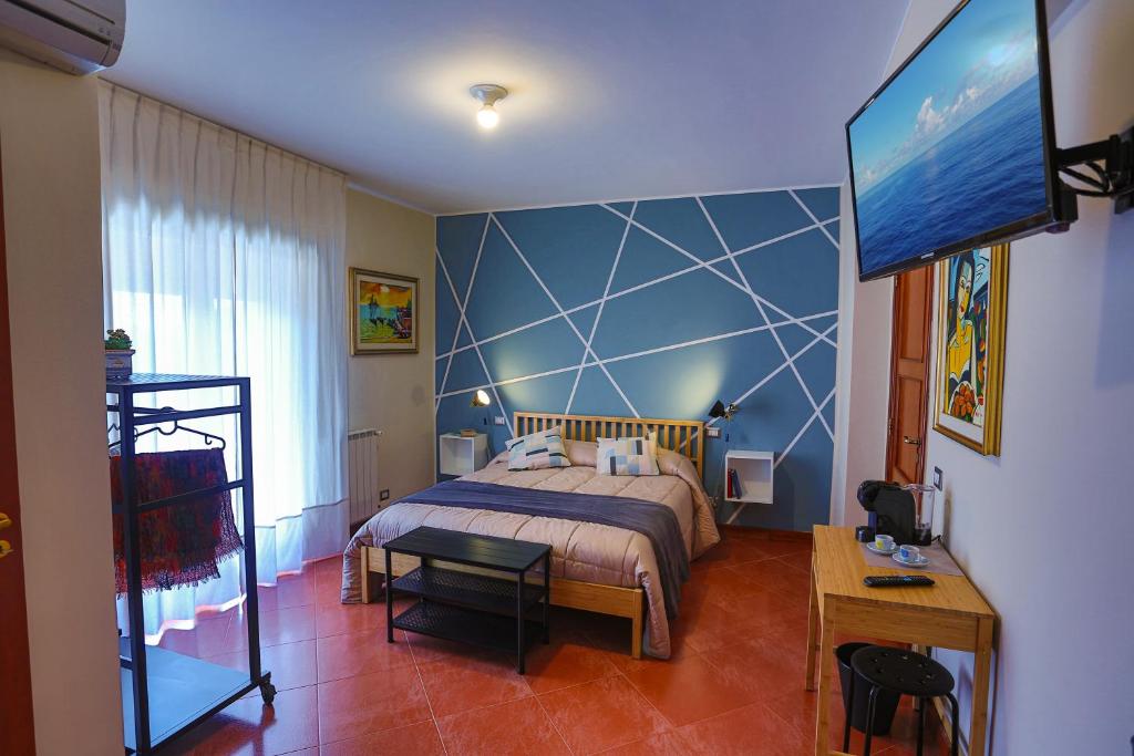墨西拿B&B CasaBuddace的一间卧室配有一张床和一台平面电视