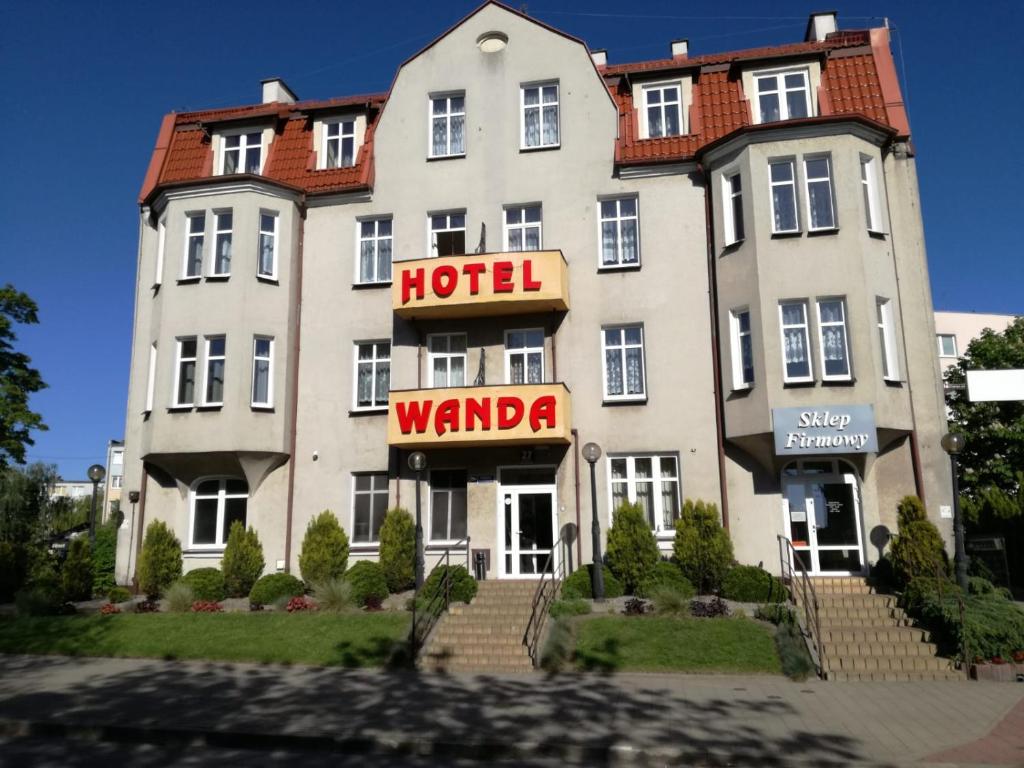 肯琴Hotel Wanda的前面有酒店标志的酒店