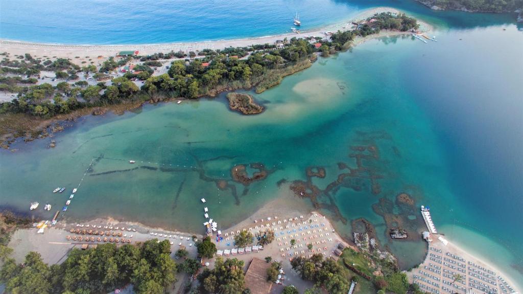 厄吕代尼兹糖果海滩俱乐部酒店的水面上岛屿的空中景观