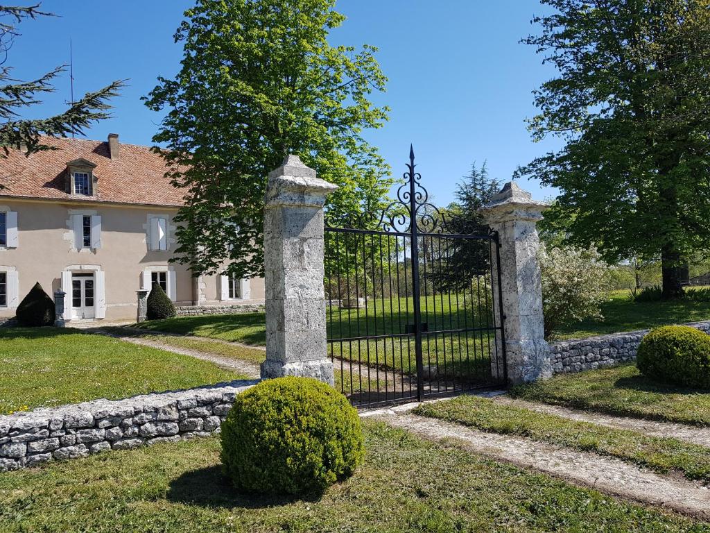 莫内斯捷Domaine et Manoir du Picaud的房屋前的铁门