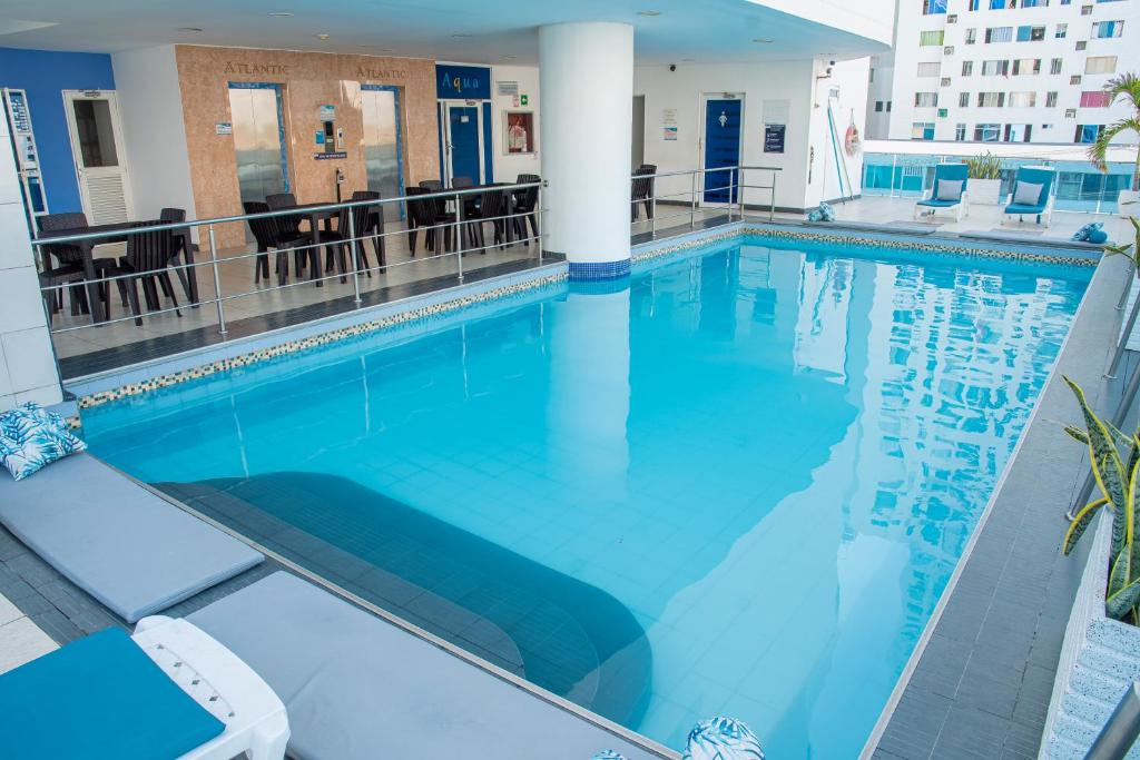 卡塔赫纳大西洋勒克斯酒店的大楼里一个蓝色的大泳池