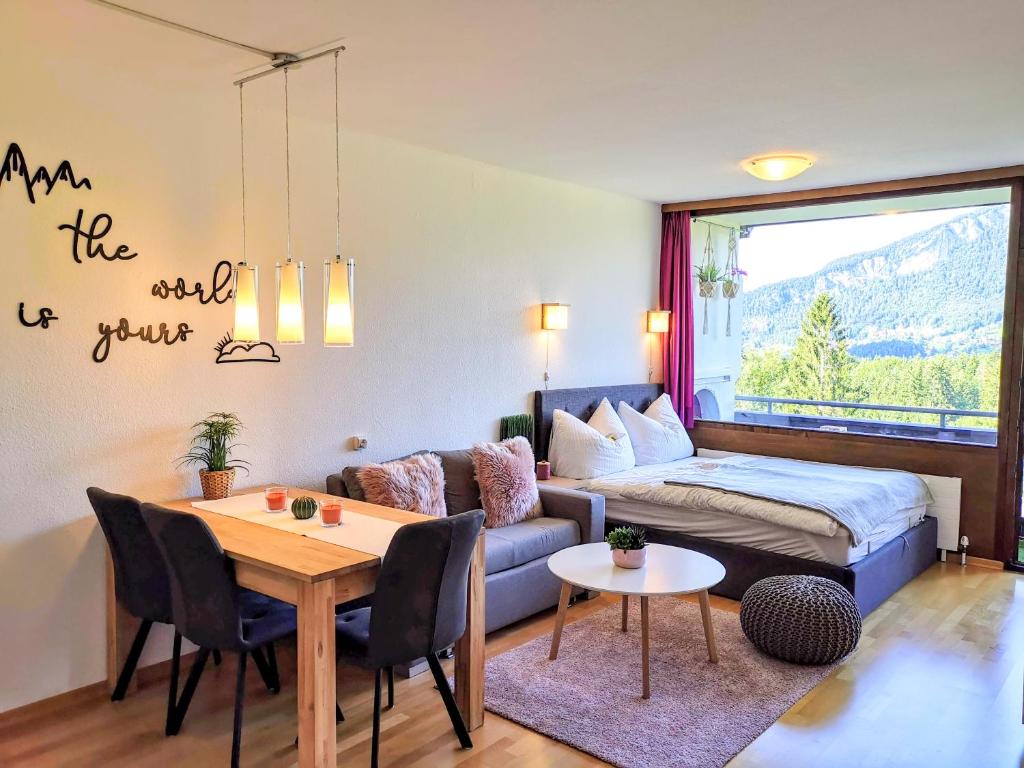 巴德哥依斯恩Jonas Deluxe Apartment Panoramablick的客厅配有沙发、桌子和床。